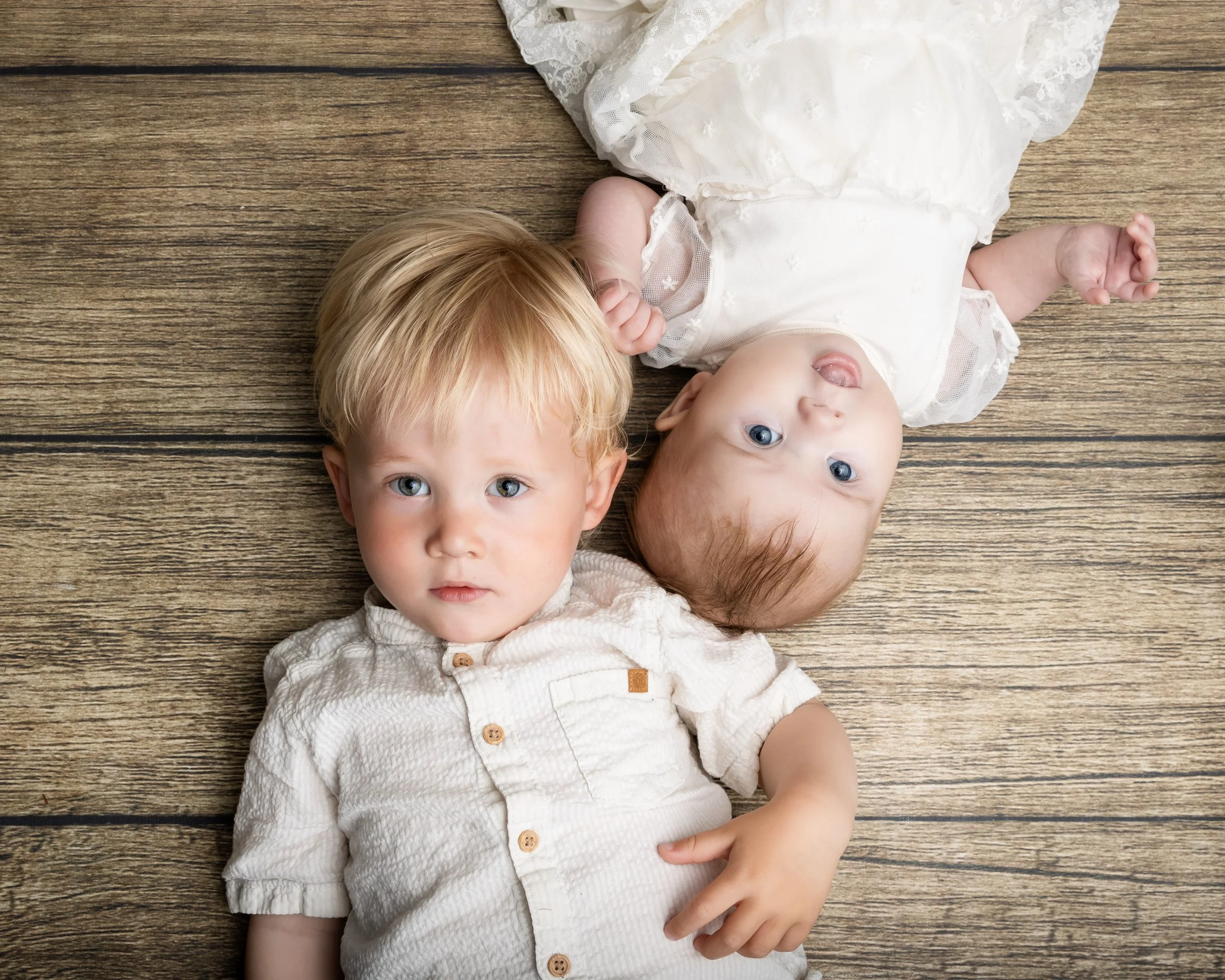 babyfotografering-bergen-sotra-barn på gulvet.jpeg