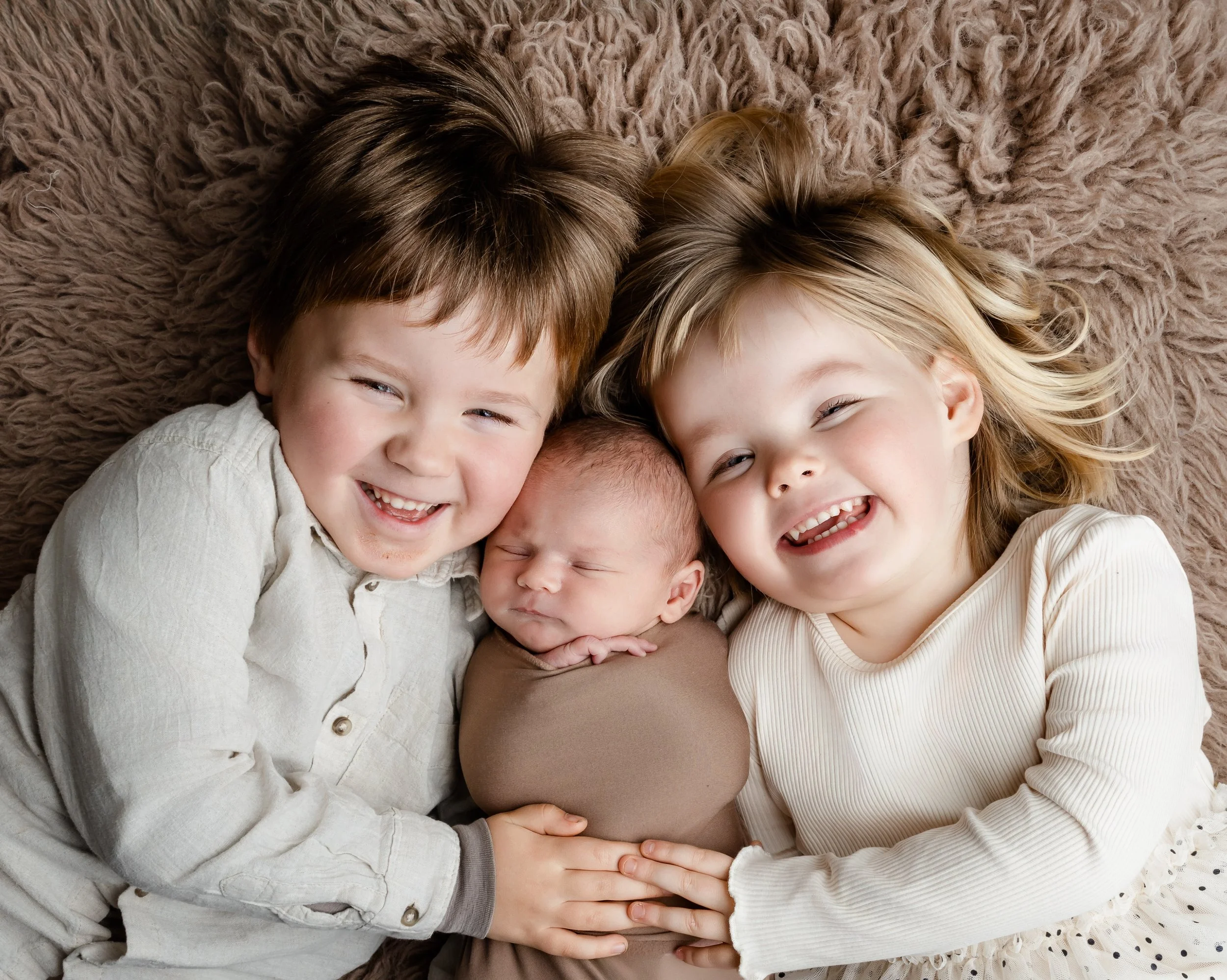 nyfødtfoto-søskenfoto-familiefoto-barn som smiler-bergen.jpeg
