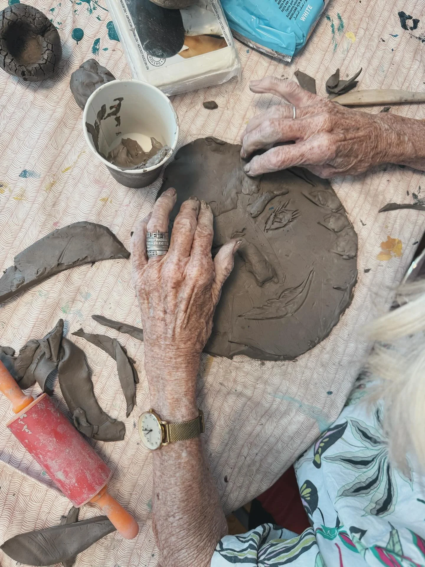 🏺“Leran har ett eget liv. Jag tvingar den inte. Jag lyssnar.”
– Hertha Hillfon🏺
Idag har vi inspirerats av Hertha Hillfon – en av Sveriges mest banbrytande keramiker, som lyfte det vardagliga till konstnärlig höjd