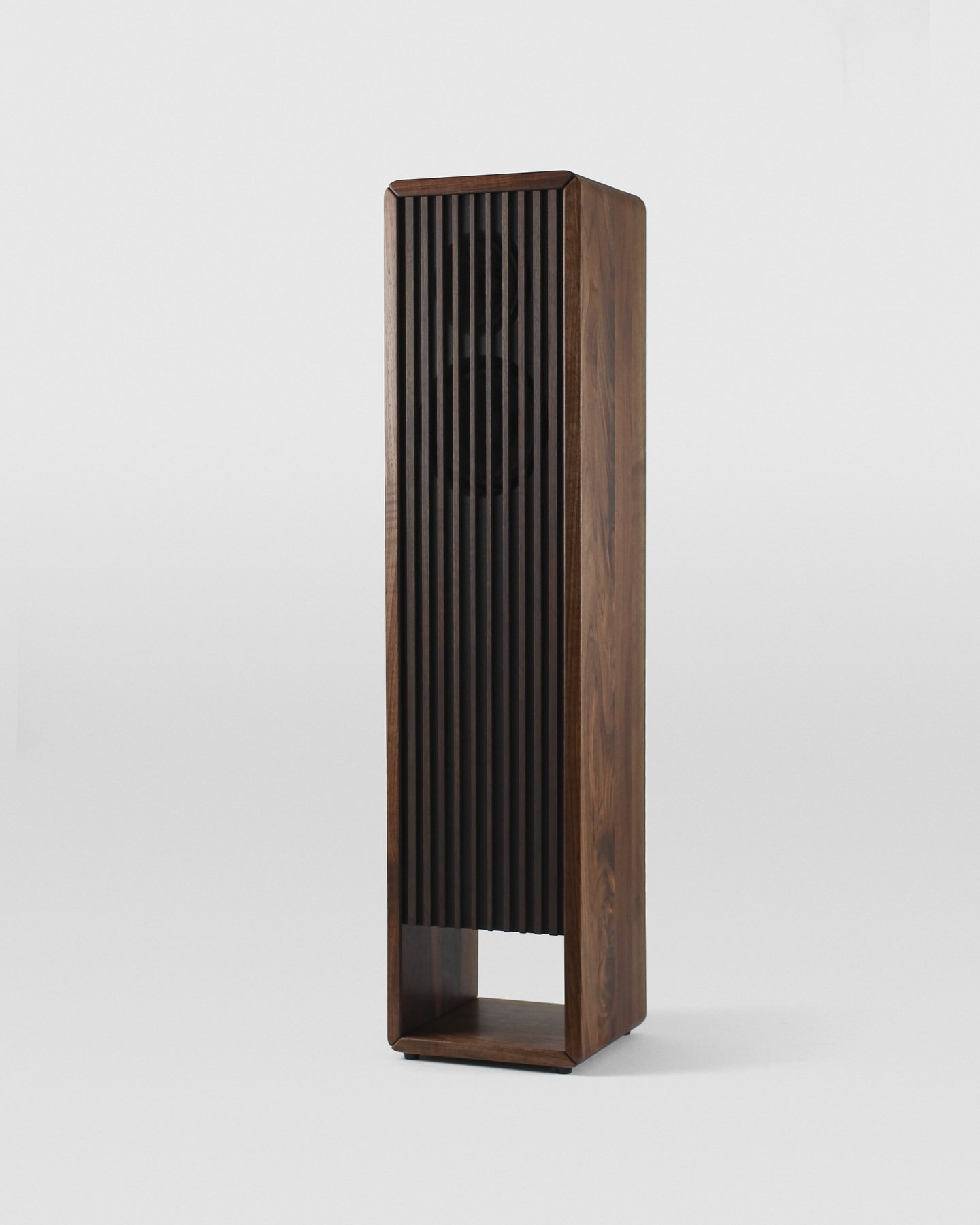 In Nussbaum sieht die B.01 extra edel aus, was meint ihr?

#b&auml;rbox #lautsprecher #holz #manufaktur #hifi #speaker #music #audio #music #sound #woodworking #audiophile #vinyl #homestudio #highend #musiclovers #hifidelity