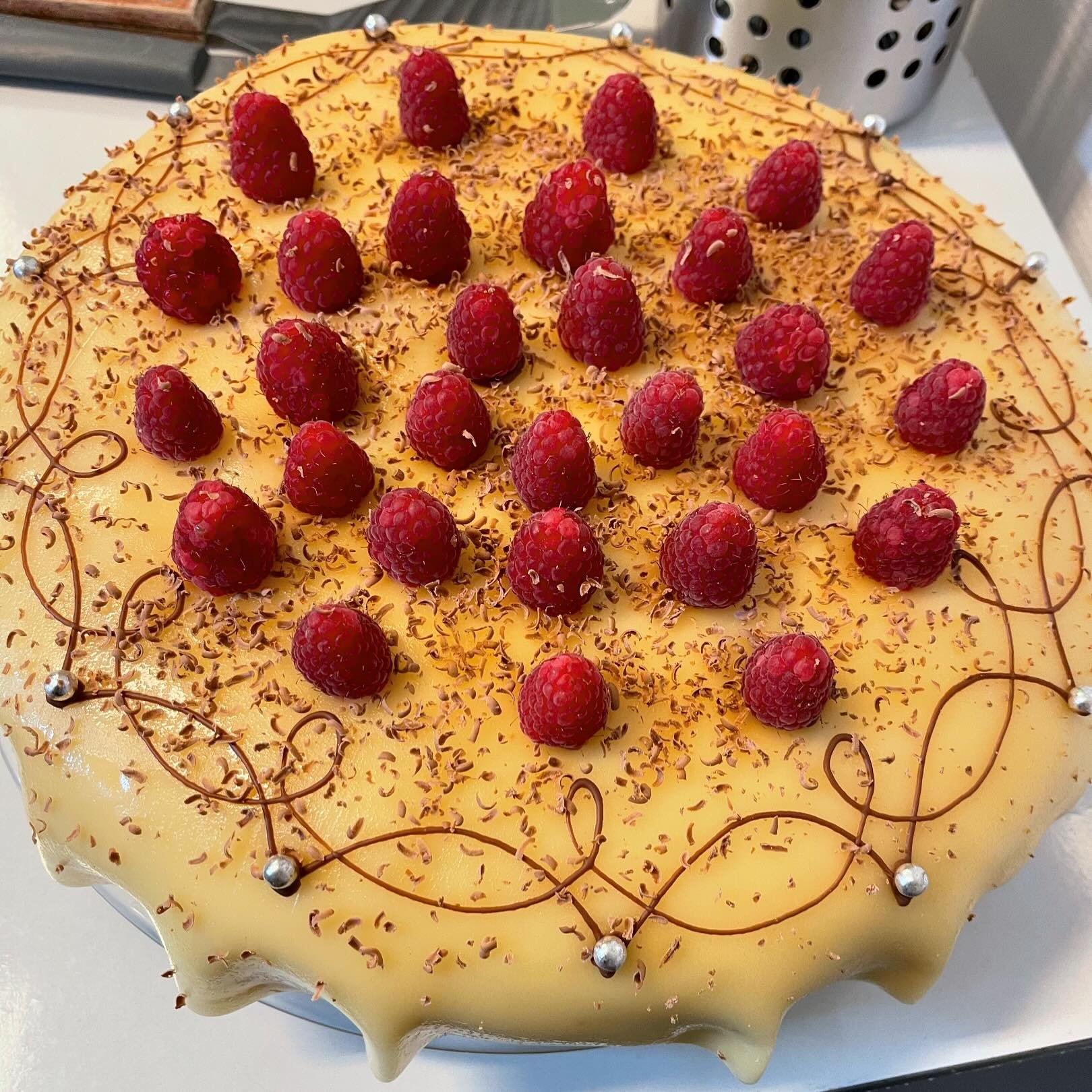 Vi er s&aring; heldige &aring; ha en konditor p&aring; huset som disker opp med deilig kake til ukeslutt.