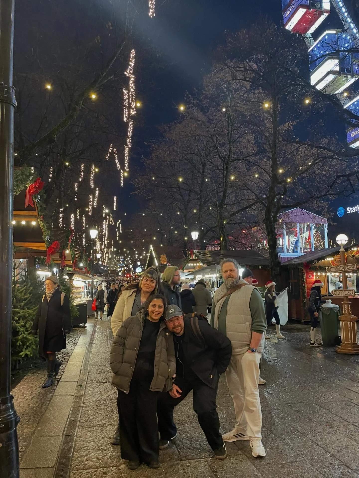 I g&aring;r var ca 30 stykker fra huset p&aring; juletur til Oslo! Vi spiste deilig lunsj, gikk p&aring; jul i vinterland, shoppa litt og s&aring; en utrolig r&oslash;rende og sterk film p&aring; kino (Stargate, En julefortelling). Alle kosa seg gl&o