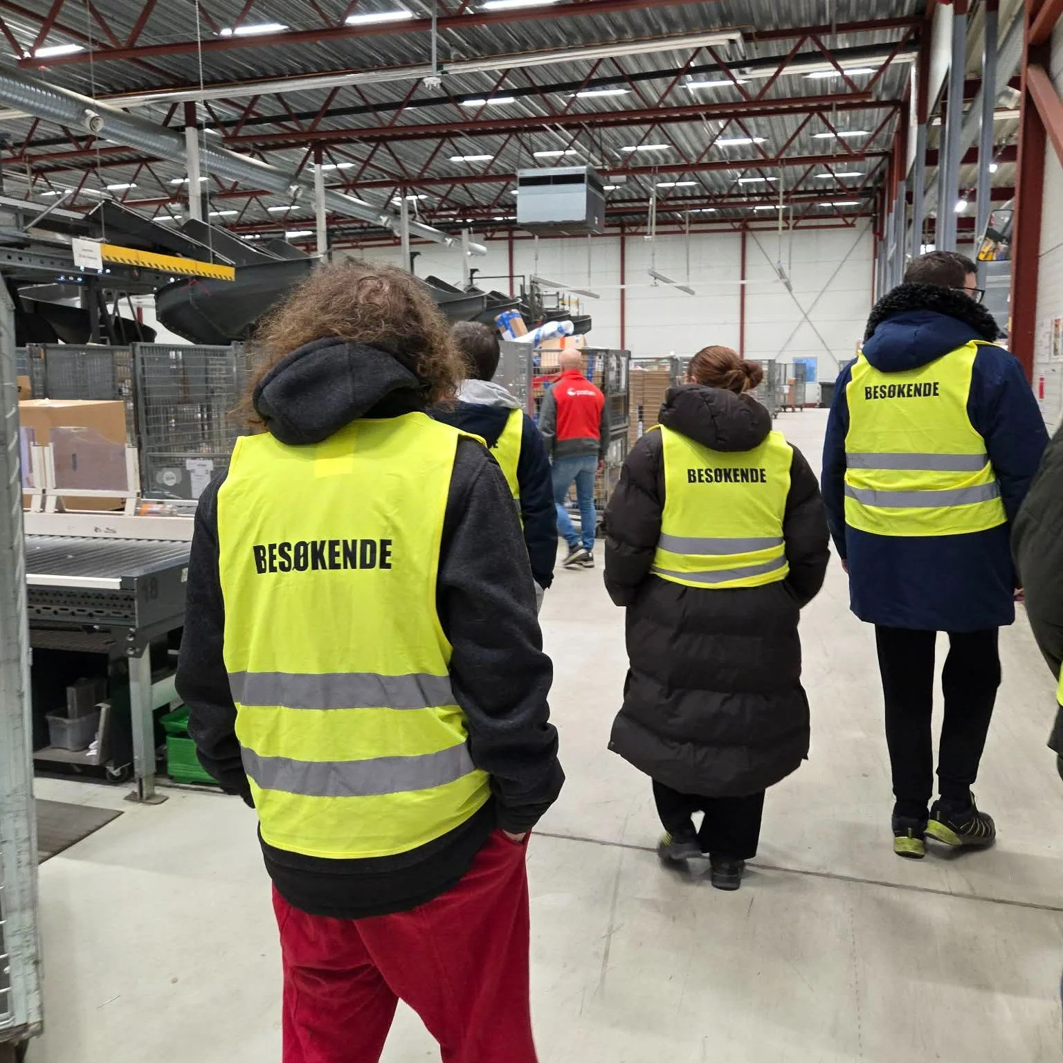 Forrige uke gikk s&aring; det susa! P&aring; tirsdag dro vi en gjeng p&aring; bedriftsbes&oslash;k til Posten Bring p&aring; Rolvs&oslash;y for &aring; bli kjent med Posten Bring som en arbeidsplass! Utrolig l&aelig;rerikt og kult &aring; f&aring; v&