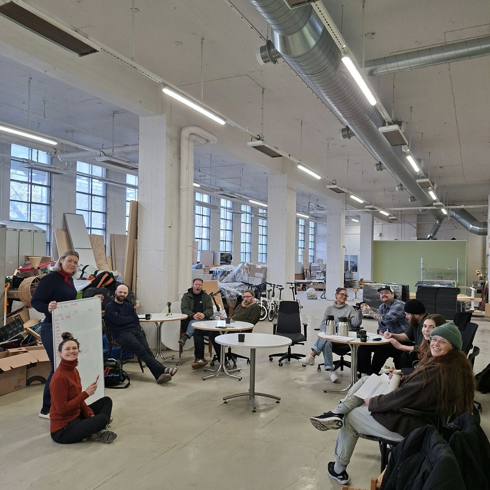 Ohh-lala! F&oslash;rste uke i nytt lokale er p&aring; hell, og for en uke vi har hatt! 🫶

Tusen takk til alle som har stilt opp og bidratt. Denne uka har vi ikke bare jobbet side om  siden med hverandre, men ogs&aring; side om side med snekkere, r&o