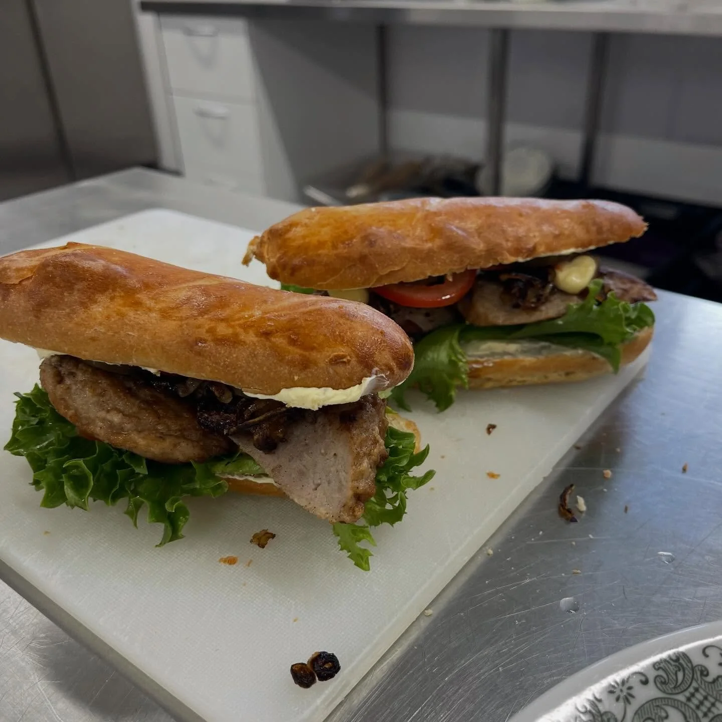 N&aring; f&aring;r du kj&oslash;pt karbonadesm&oslash;rbr&oslash;d i cafeen 😋