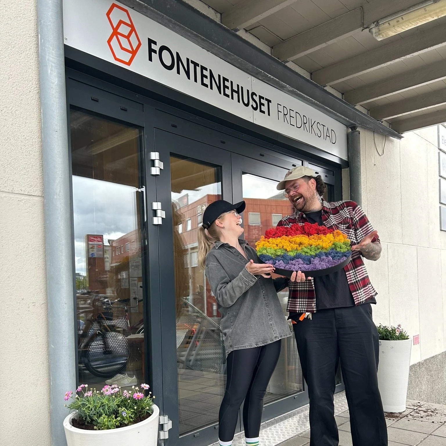 Alts&aring;! Dette er s&aring; r&aring;tt!🔥 Aleksander Vollebekk Olsen (@funksjonshemmahage) og Marte Berg (@marteberg.no)  kom innom b&aring;de oss og @fontenehusetsarpsborg med noen r&aring;flotte mosebilder fra @norskmosedesign i vakre Pride-farg