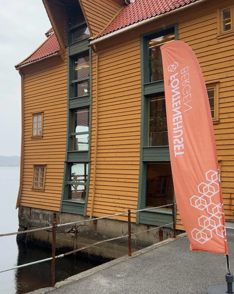 Halloien!

N&aring; har vi hatt tre kanonfine dagar i Bergen. Vi er rimelig sletne, men skikkelig gira og inspirert til &aring; fortsetta studiest&oslash;ttearbeidet p&aring; huset.
Fontenehuset Bergen er en fantastisk plass. Knallkule lokaler, flott
