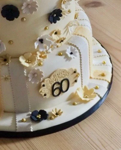 📸 NEW BLOG &bull; check out this gold and black beauty on this week&rsquo;s cake blog. Link in stories 😊 

#ipreview via @preview.app