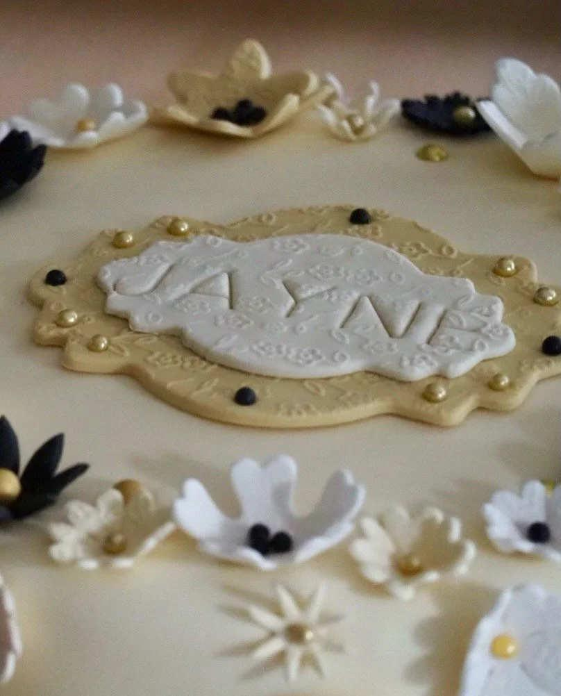 💛🖤 Two tiers of gold and black for a special 60th birthday. 

 #ipreview via @preview.app