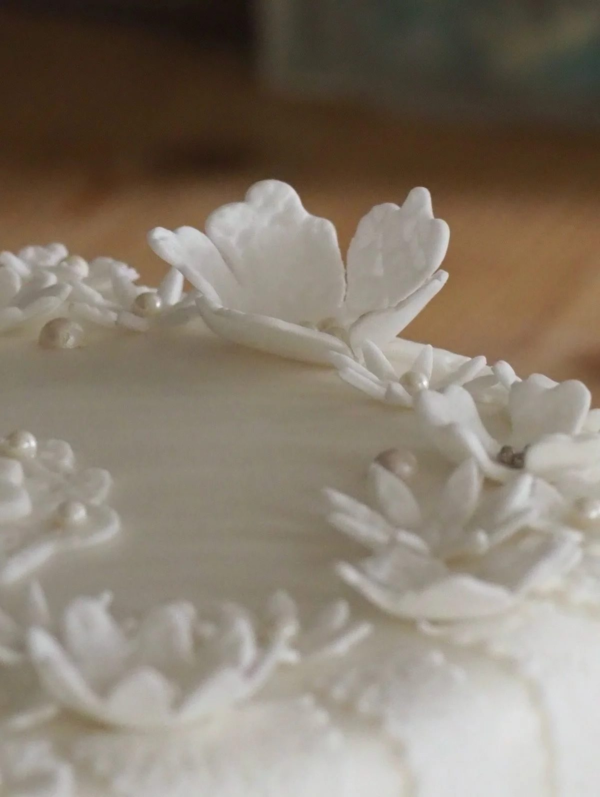 ⛄️ I&rsquo;M DREAMING OF &bull; a white wedding. Head to my latest blog for more images of this beautiful white centrepiece ❄️ 

#ipreview via @preview.app