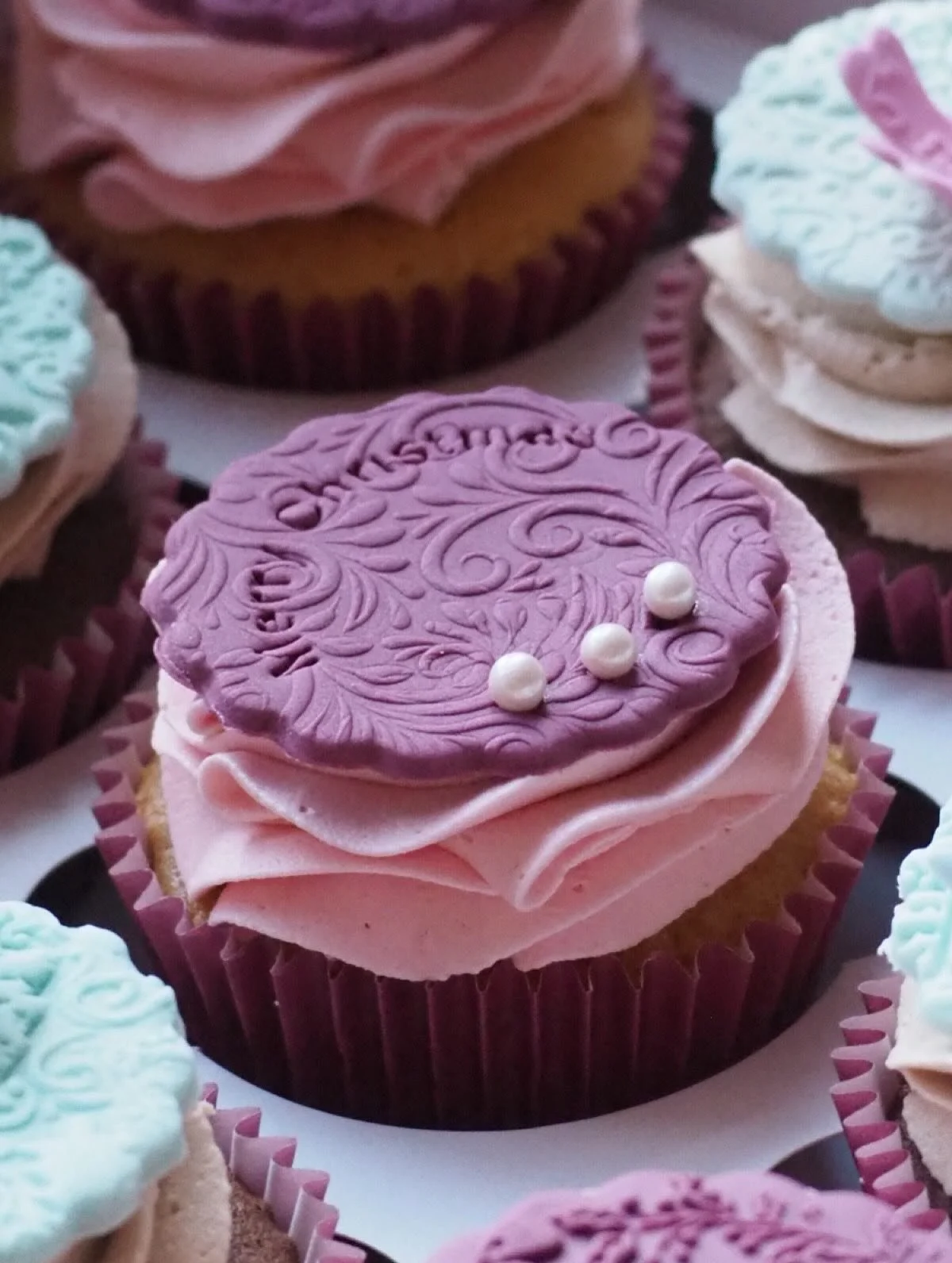 🎄CHRISTMAS CUPCAKES &bull; but make them soft and pretty 💜💗🤍

 #ipreview via @preview.app