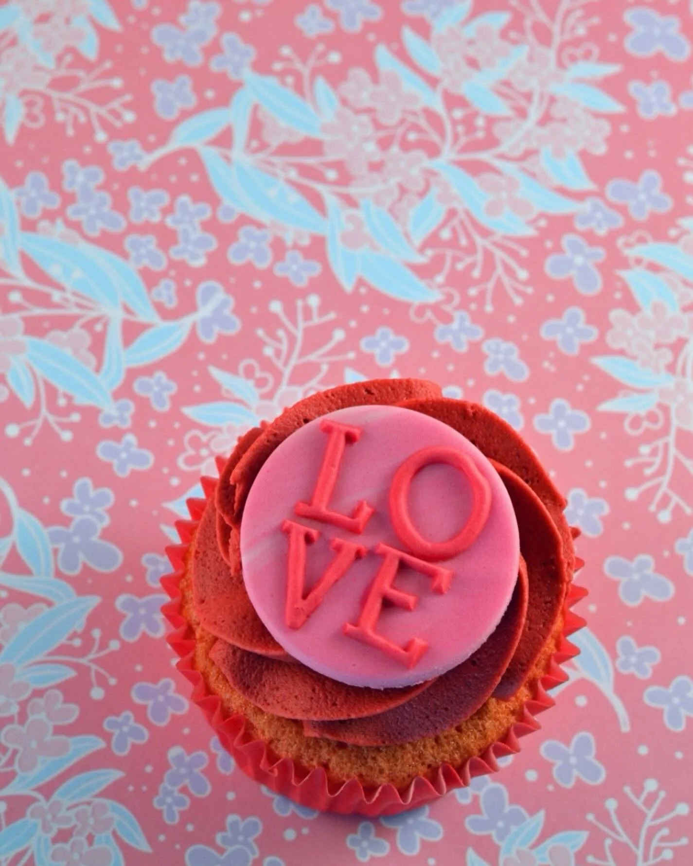 ❤️ SPREAD THE LOVE &bull; and the cupcakes 🧁 

#happyvalentinesday #ipreview via @preview.app