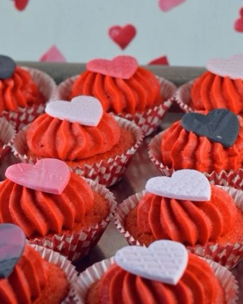 ❤️ LOVE IS ALL AROUND &bull; cupcake inspo for your love ❤️ 

#valentinesdaycakes #ipreview via @preview.app