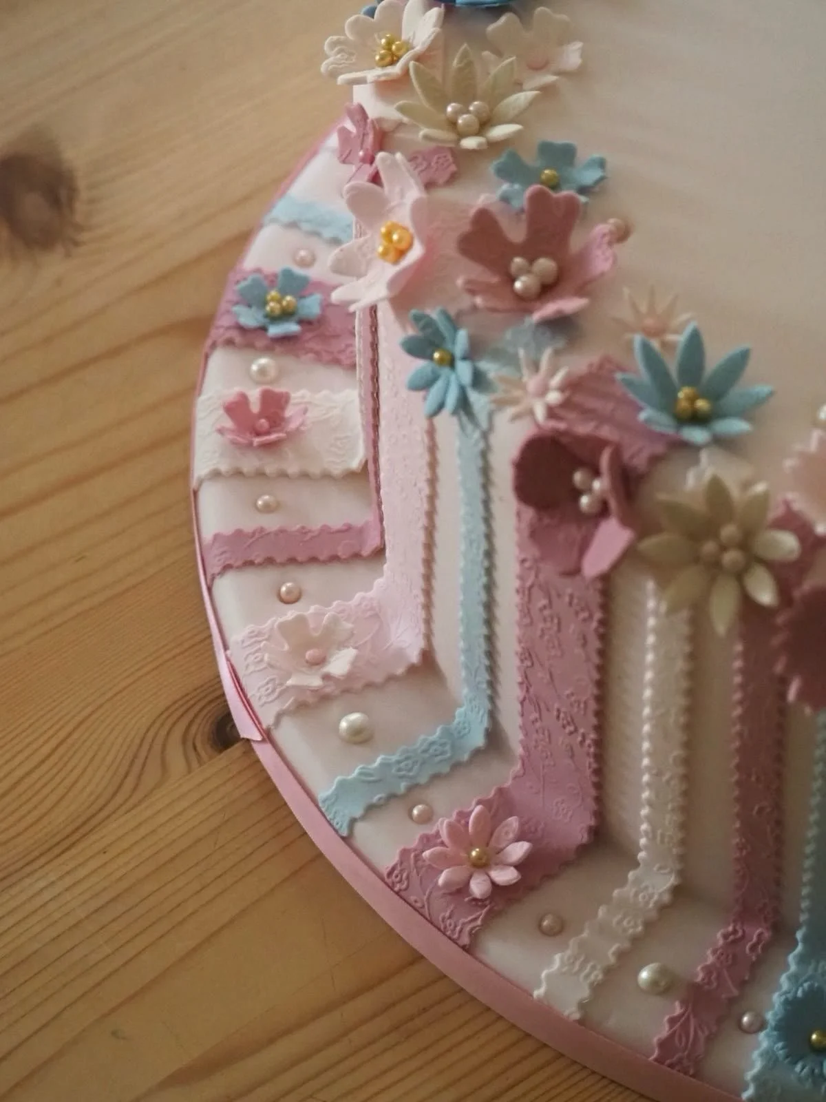 🌸 The prettiest spring wedding cake. Check out this week&rsquo;s cake blog - link in bio 💕 

#ipreview via @preview.app #springwedding #weddingcake #prettycakes