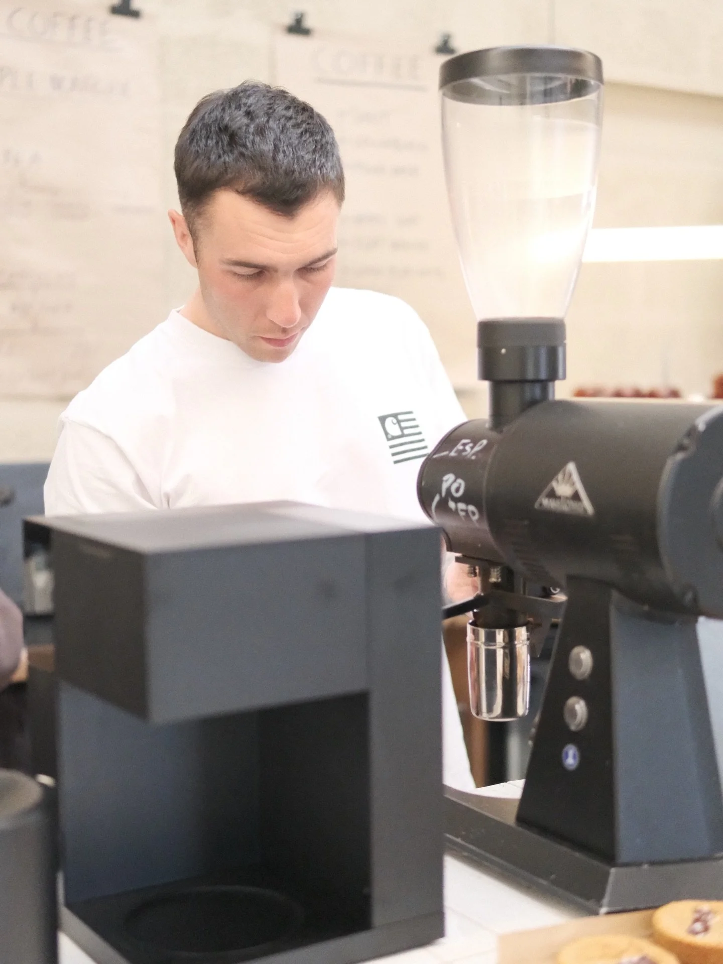 BATCH BREW IS A GO

Alex is getting our current main beans, Clay Pigeons, dialled in on batch for you all to enjoy a quick filter on a bangin day with the shutter open, snow on the hills and sun on the face