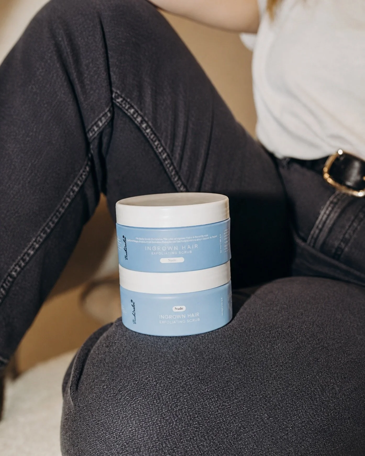 Smooth skin starts here and can last all season long when you exfoliate. 🙌🏼😍

If you&rsquo;re not exfoliating, your skin is basically holding onto dead weight. A good body scrub helps buff away dry skin, prevent ingrowns, unclog pores, and keep ev