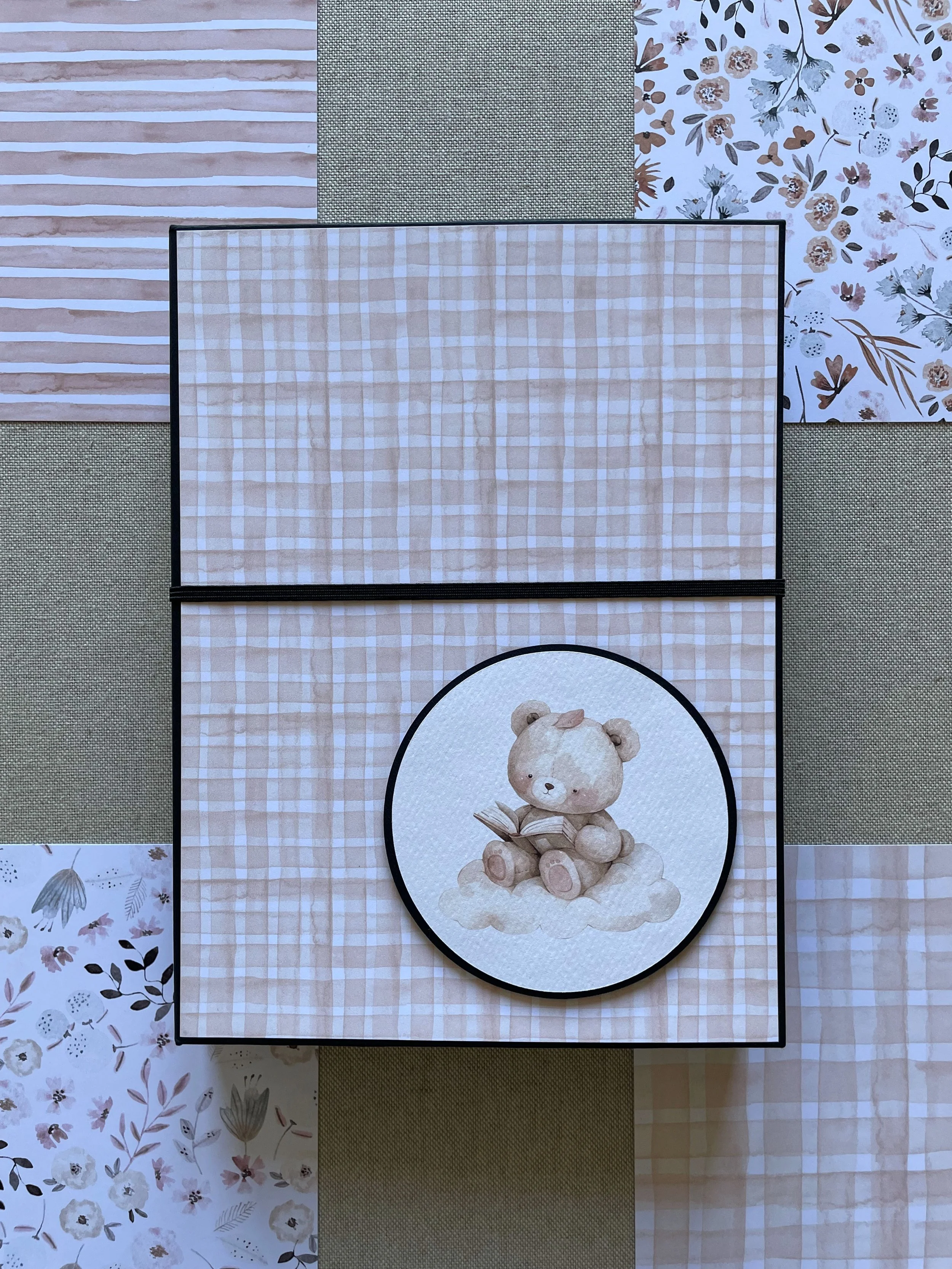 Album per foto modello metheora con  immagine di un orsacchiotto che legge un libro, circondato da fantasia rosa pastello. tema orsetti. fatto a mano. artigianalmente. regalo nascita bambina