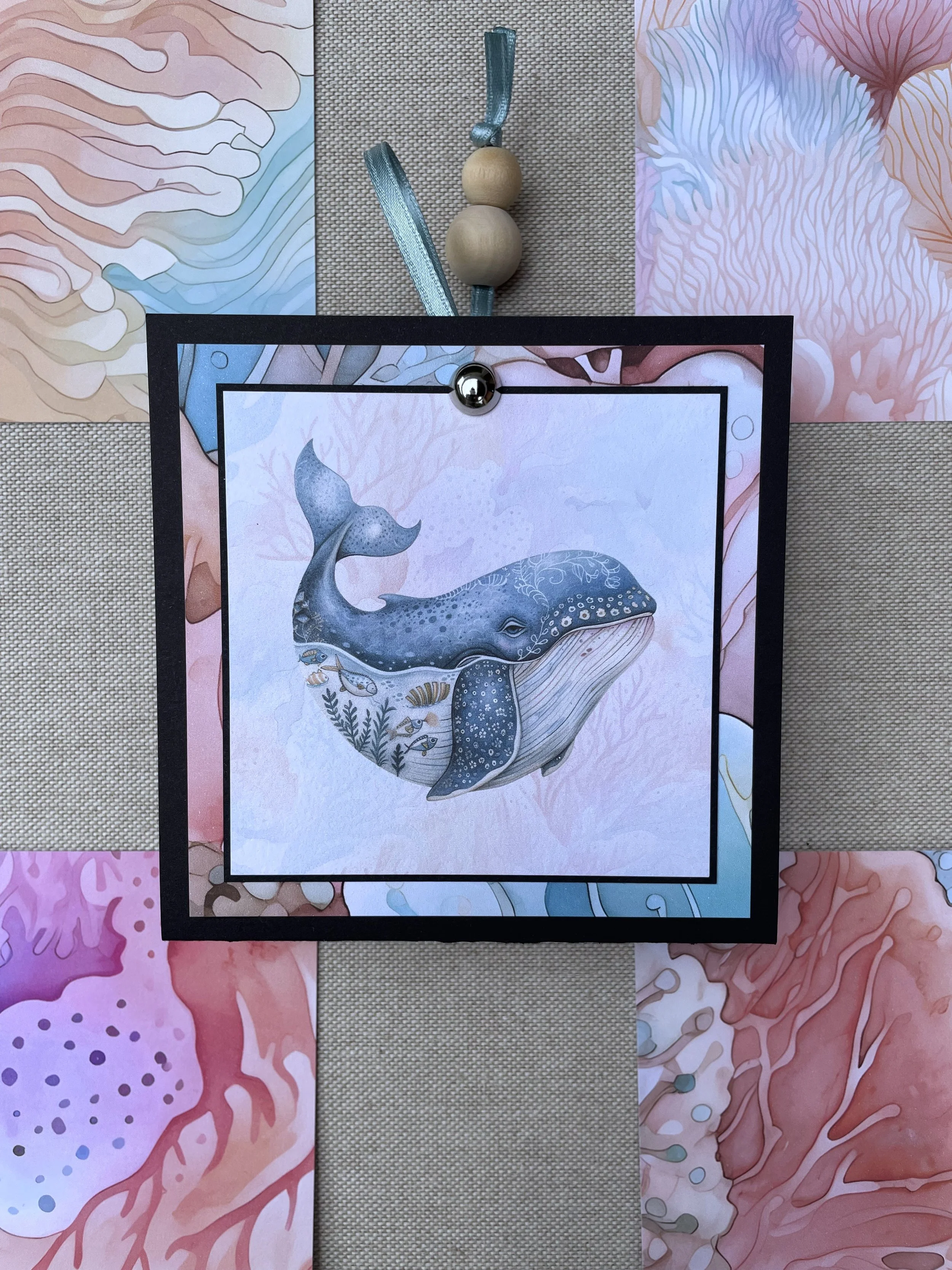 Album a fisarmonica, si apre e si chiude come una fisarmonica. si può appendere, con un capietto in raso. per foto in formato 10x10. realizzato artigianalmente, con illustrazioni di balene. color sull'azzurro e viola. regalo battesimo, regalo nascita