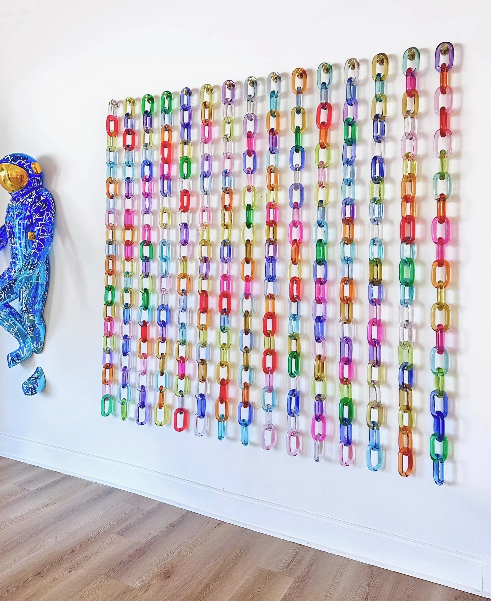 15 across (90”) x 20 down (90”), 300 links.  Multi-color (Red, Lt. Orange, Dark Orange, Lt. Yellow, Golden Yellow, Celery, Emerald, Lt. Blue, Royal Blue, Lt. Turquoise, Dark Turquoise, Lt. Purple, Dark Purple, Lt. Pink, Dark Pink, Sienna Brown, Clear