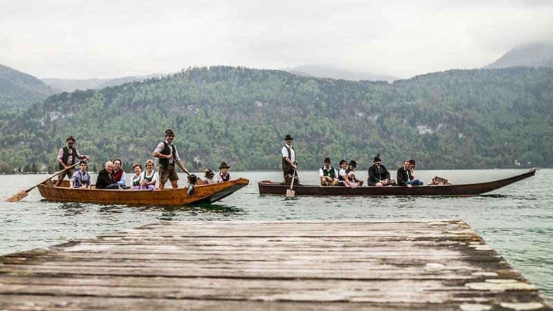  traunerl rides 
Experience the passing shoreline landscape and the glistening waters of "Wolfgangsee" from a completely decelerated perspective on a trip on a traditional Traunerl. A standing rower moves the keelless, slender wooden boat along the shore.