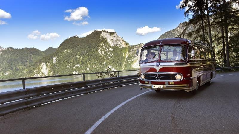  nostalgia trip | vintage bus 
On a nostalgia trip with the vintage bus, the journey and the time together is the goal!    "Pure deceleration!" Experience a special way of traveling with the red-beige vintage bus, a Mercedes, O 32