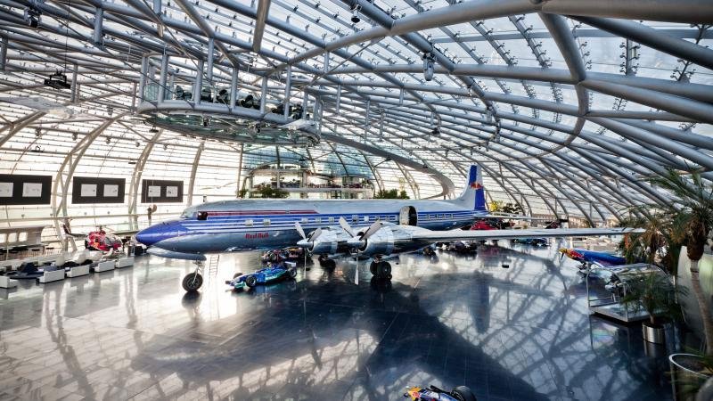   red bull hangar 7 
Der Hangar-7 am Salzburg Airport ist ein einzigartiges Gebäude, das eine Sammlung von historischen Flugzeugen der Flying Bulls sowie Formel-1-Rennwagen beherbergt. Zudem bieten die Hangar-7 Räume für Kunstausstellungen und ist mi