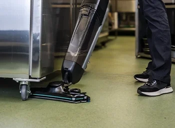 Low profile cleaning head in commercial kitchen