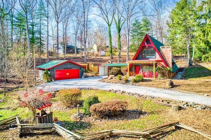 Updated 3BR _ Hot Tub _ Fireplace _ Deck - Chalets for Rent in Asheville, North Carolina, United States - Airbnb (2).jpeg