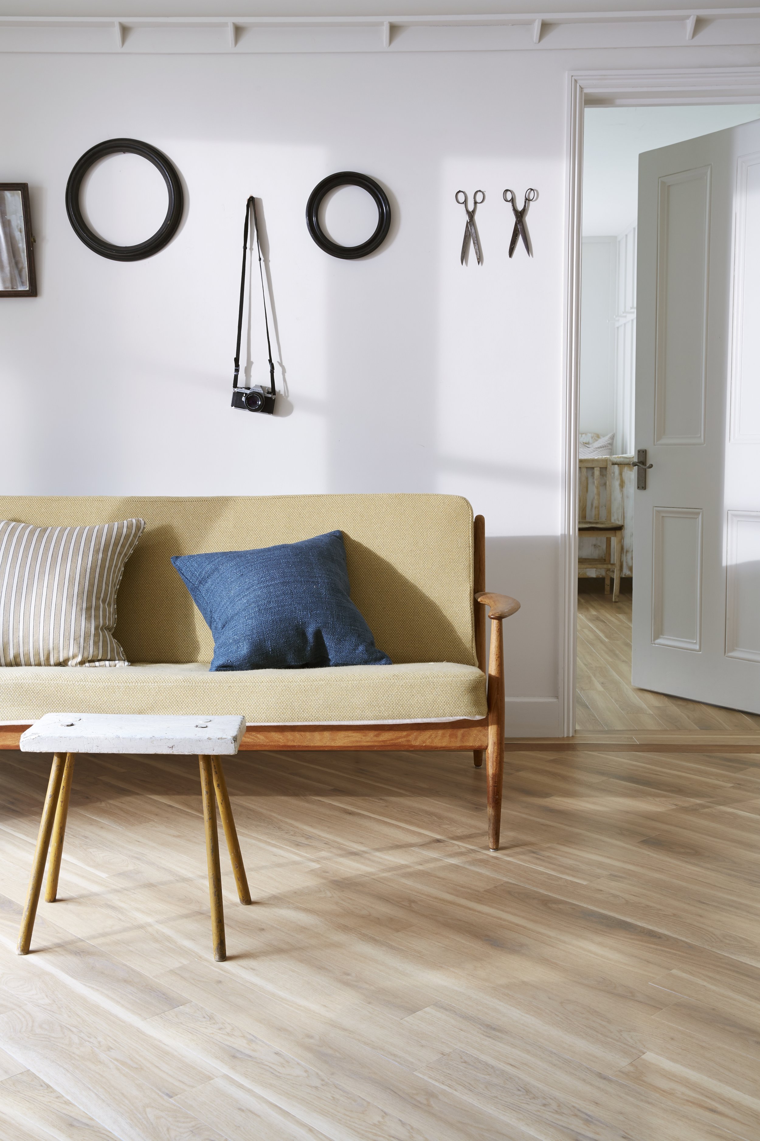 AMTICO - SS5W1010-Eden-Oak-4x36-SS5W2527-New-England-Oak-Border-AR0W7620-Wild-Walnut-Stripping-May-2014.jpg