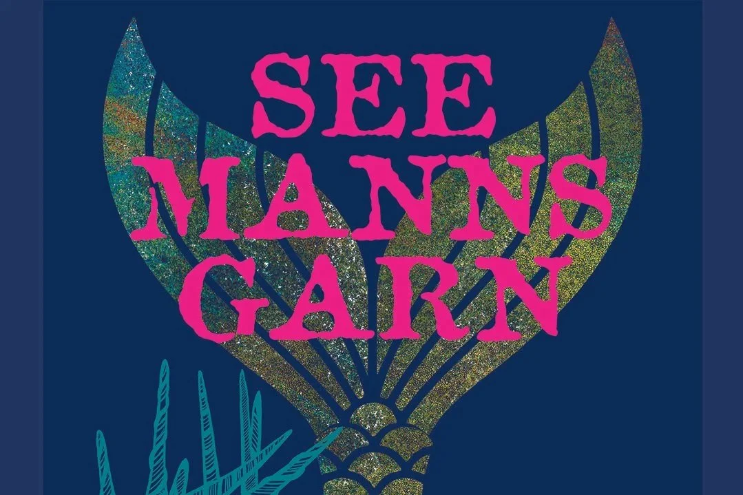 Der Schriftzug "Seemannsgarn" vor einer glitzernen Fischflosse.