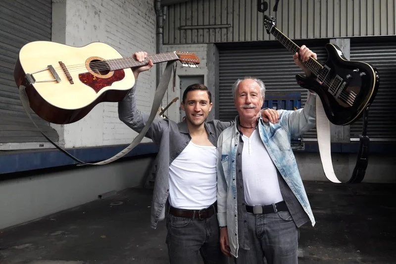Zwei Männer stehen nebeneinender und halten je eine Gitarre in der Hand