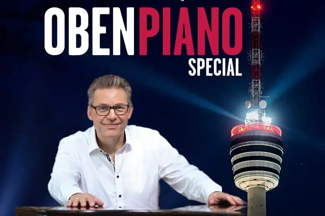 Ein Mann sitzt an einem Klavier, im Vordergrund ist der Fernsehturm zu sehen.