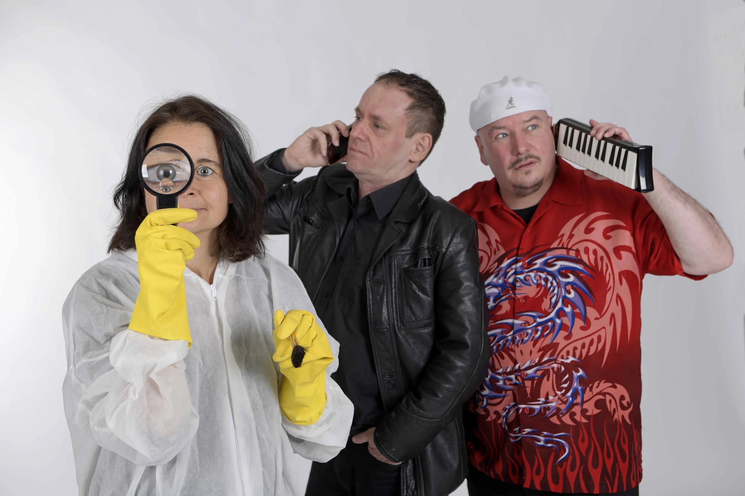 Eine Frau mit Lupe und Handschuhen und zwie Männer mit Telefon und mini Keyboard sind zu sehen.
