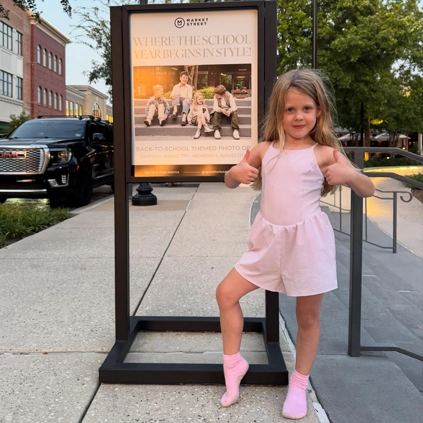 👍👍 to our cutie cover girl commending her signage!