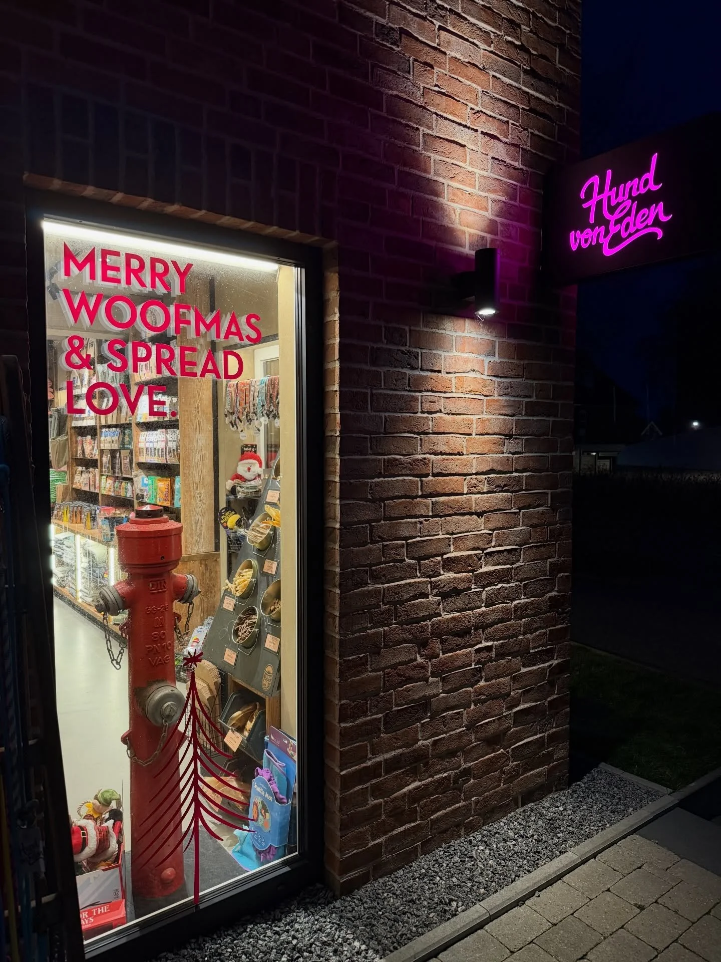 MERRY WOOFMAS &amp; SPREAD LOVE. Wir w&uuml;nschen euch eine wunderbare Vorweihnachtszeit und ganz viel Liebe. ❤️ #xmas #dogs #love