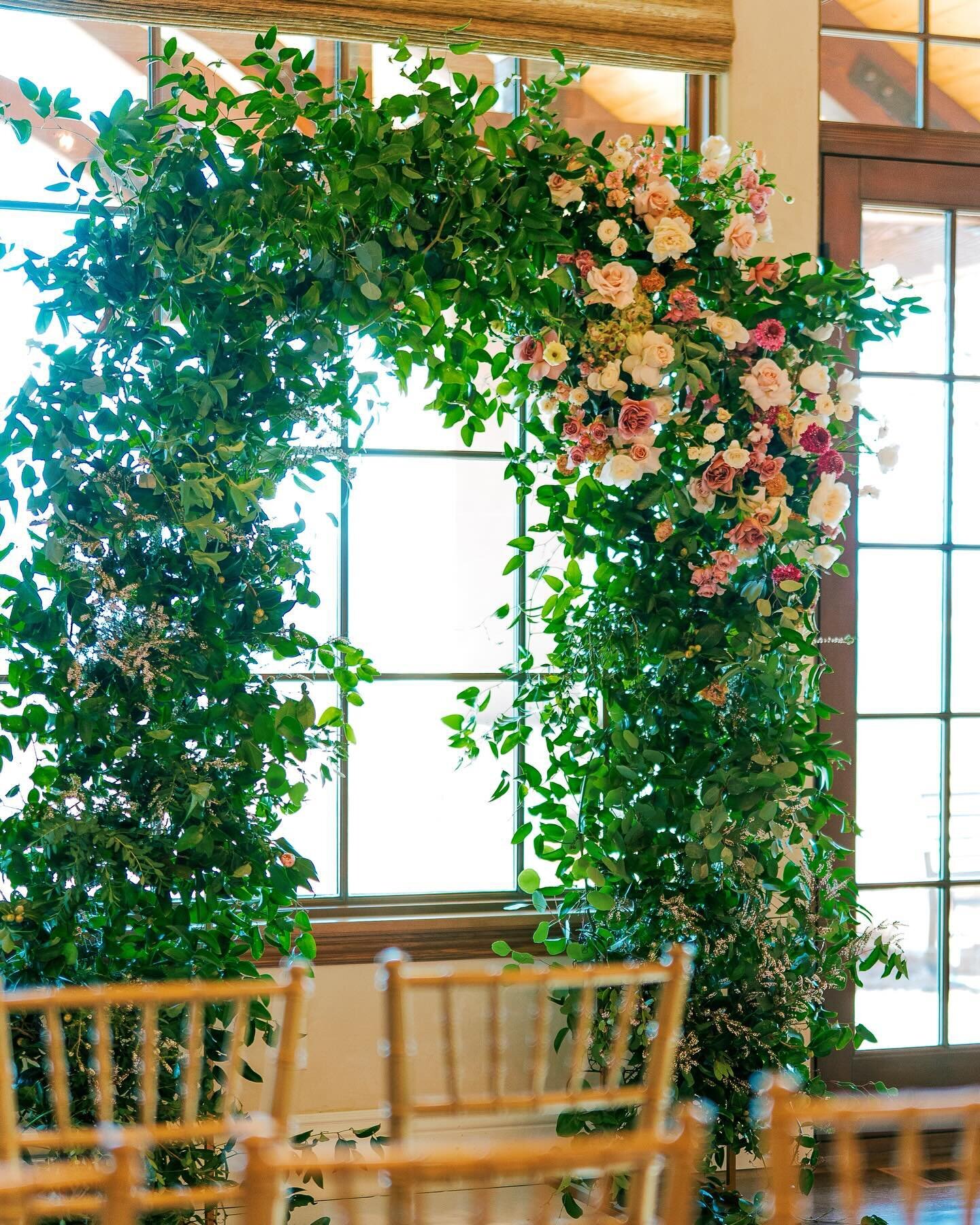 Lush garden arch with asymmetrical floral accents. 📷: @preston_utley_photo