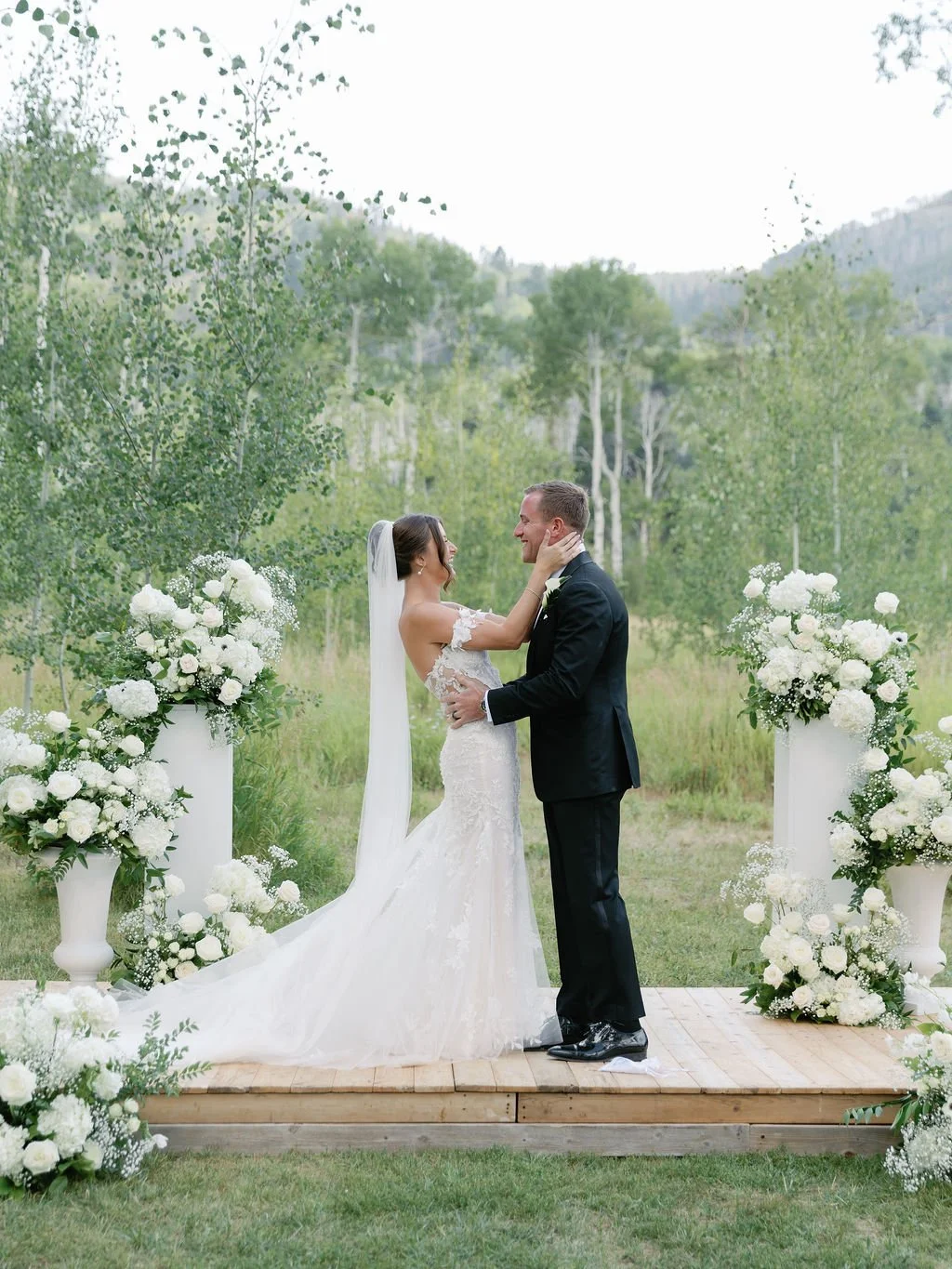 white urn ceremony flowers