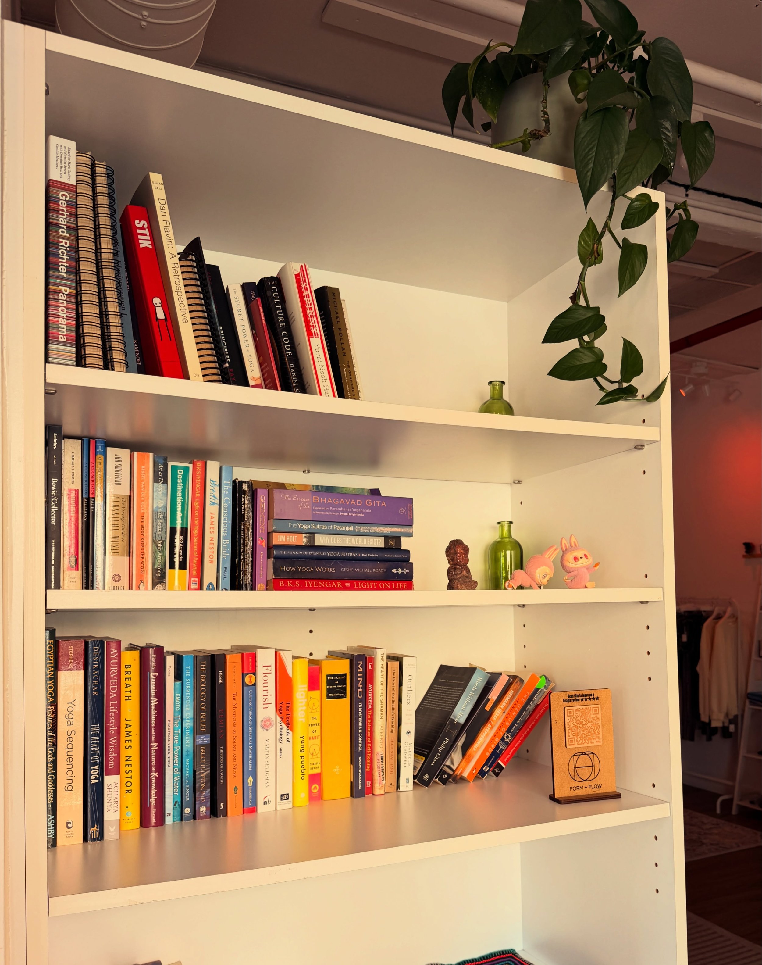 Studio library 📚 Arrive early? Pick up a book, settle in, and enjoy a little reading before class. 

If you want to borrow a book, please let our front desk know and remember to bring it back so someone else can enjoy it too. 🤍