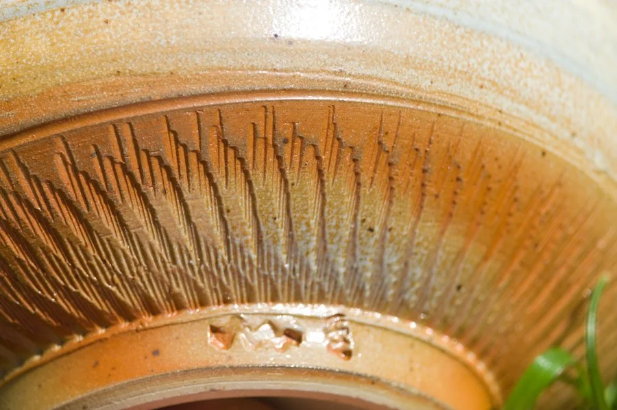 Chattering detail on the bowl