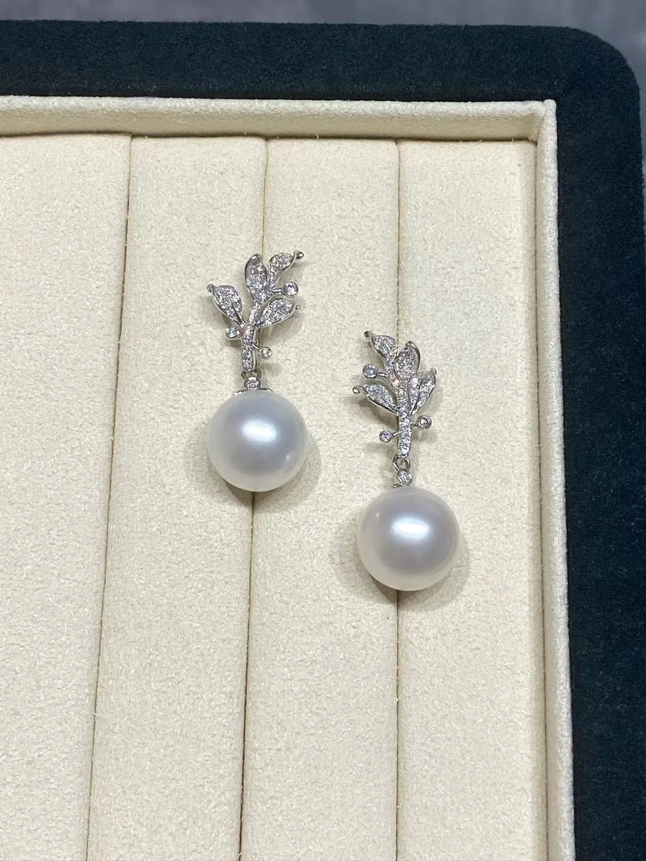 PT950 Platinum&Lab-Grown Diamond South Sea White Cultured Pearl Earrings
