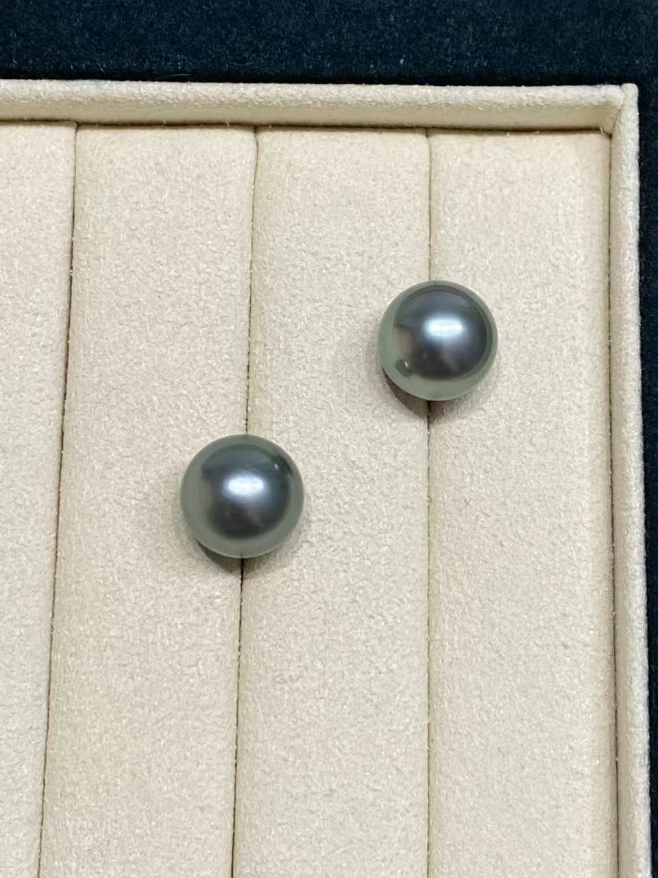 18K Yellow Gold Tahiti Cultured Pearl Earrings1