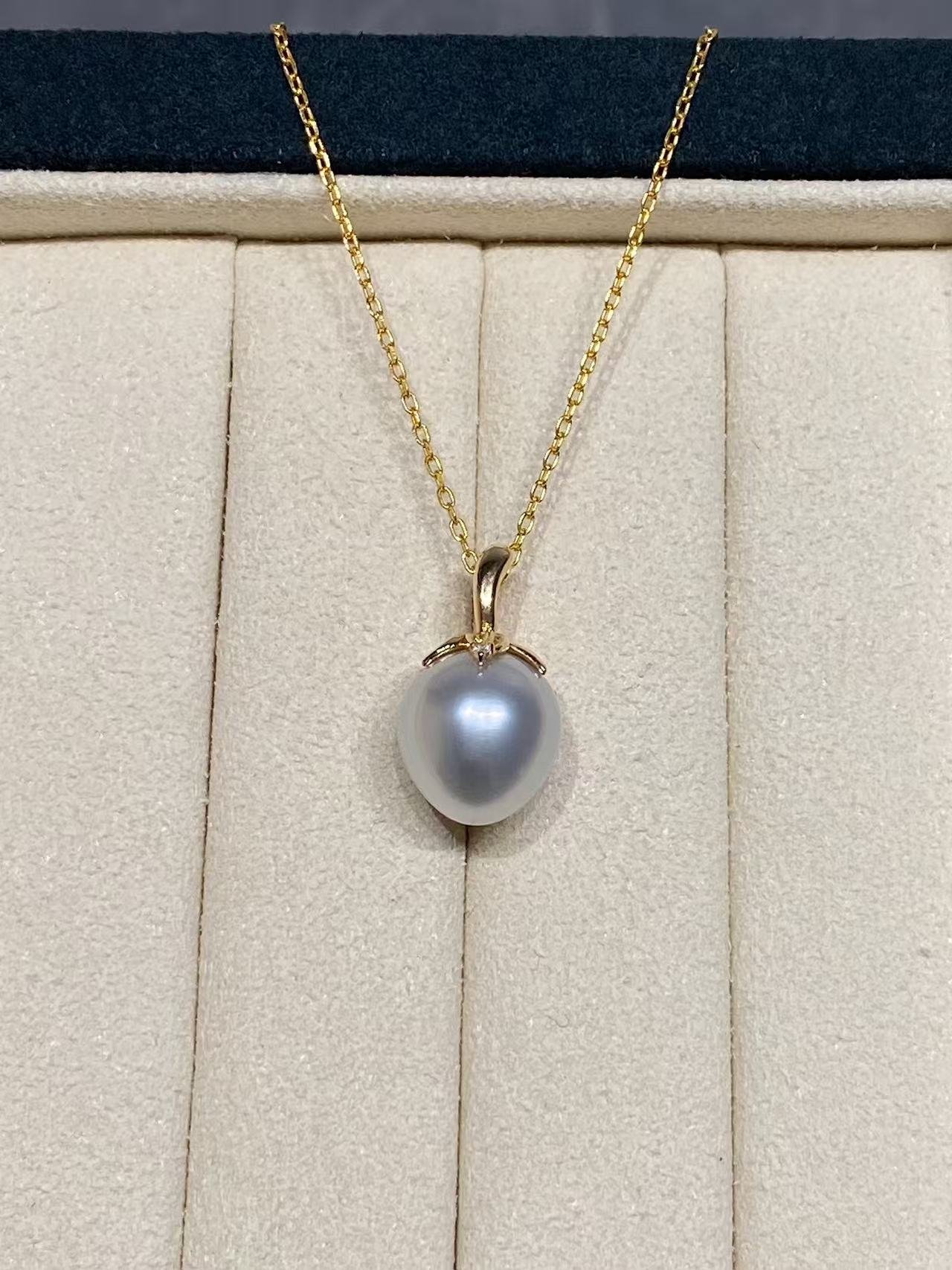 18K Yellow Gold&Diamond South Sea White Cultured Pearl Pendant