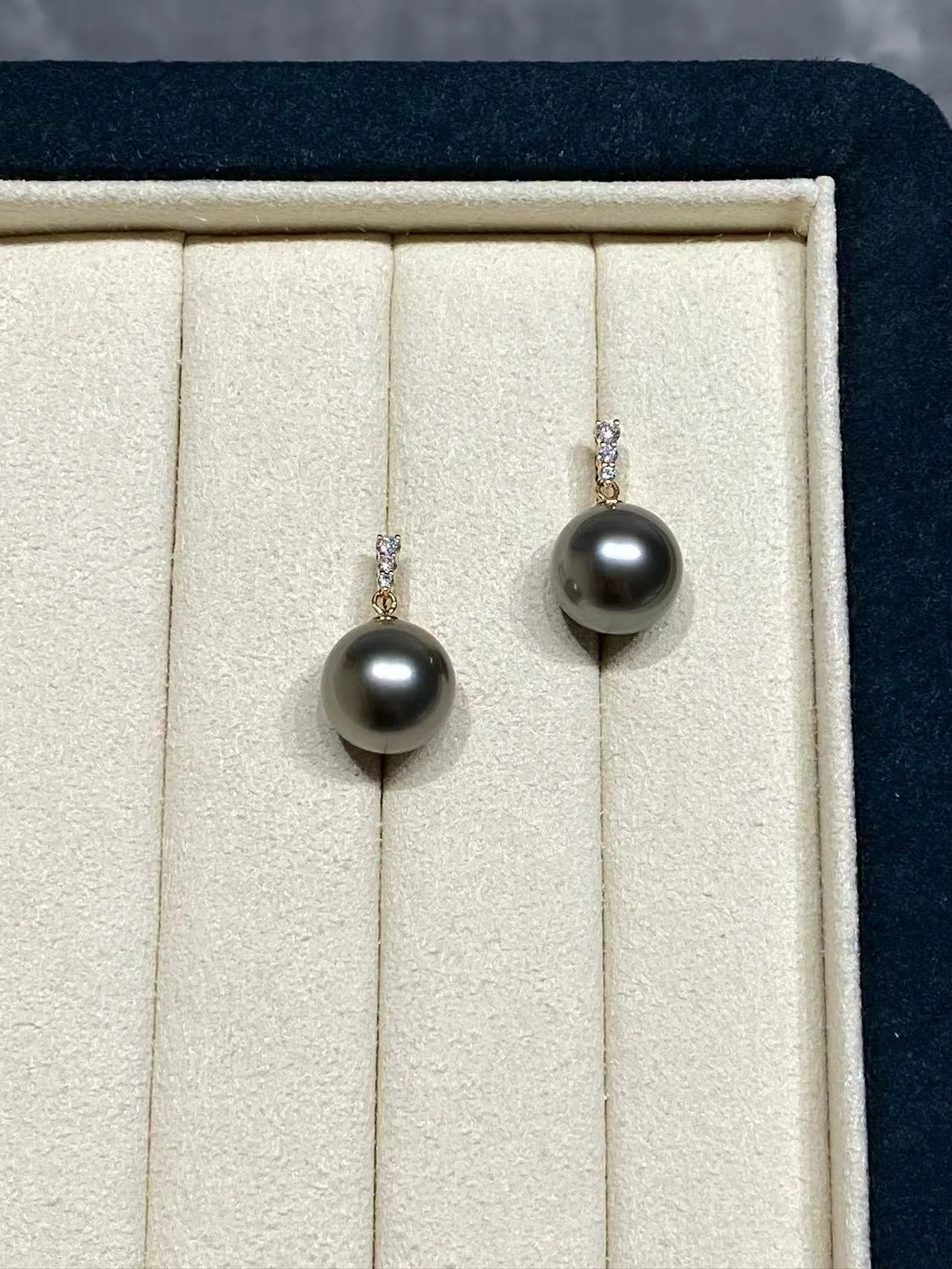 18K Yellow Gold Tahiti Cultured Pearl Earrings