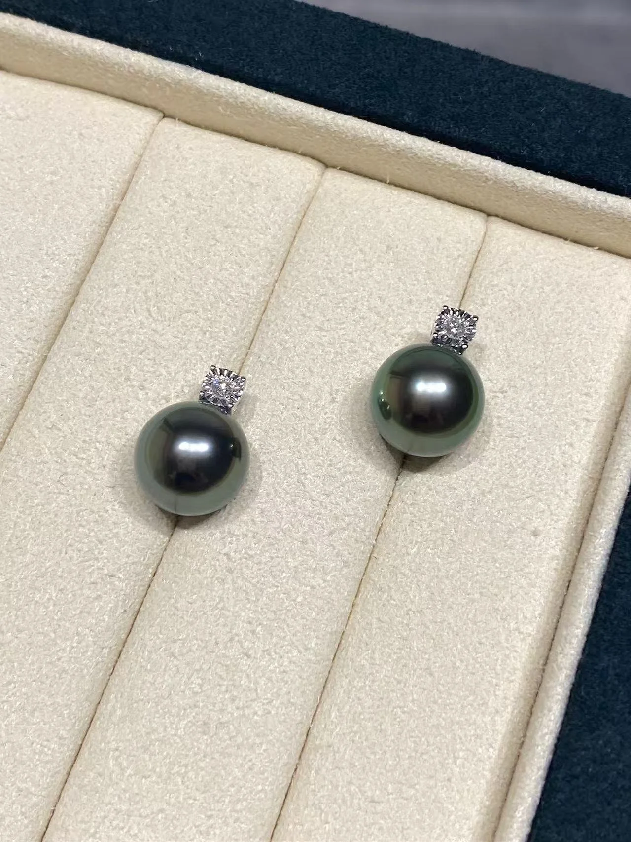 18K White Gold&Diamond Tahiti Cultured Pearl Earrings