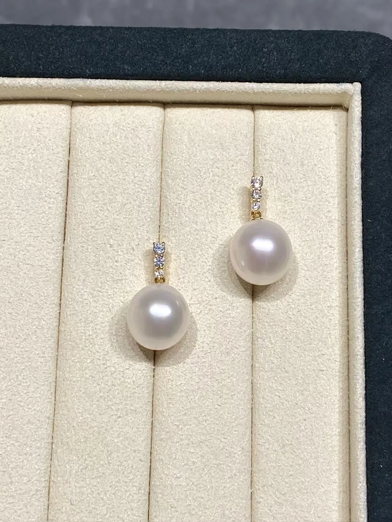 18K Yellow Gold South Sea White Cultured Pearl Earrings1