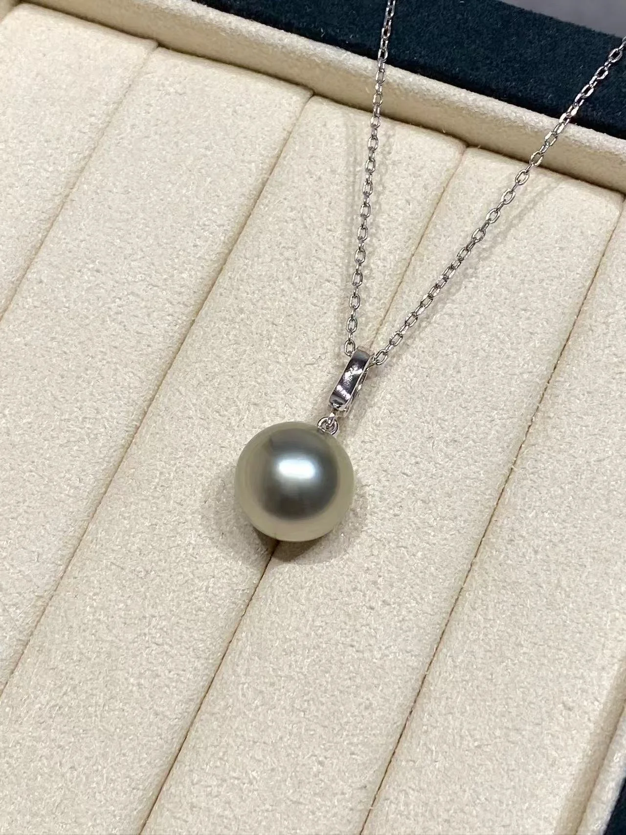 18K White Gold Tahiti Cultured Pearl Pendant