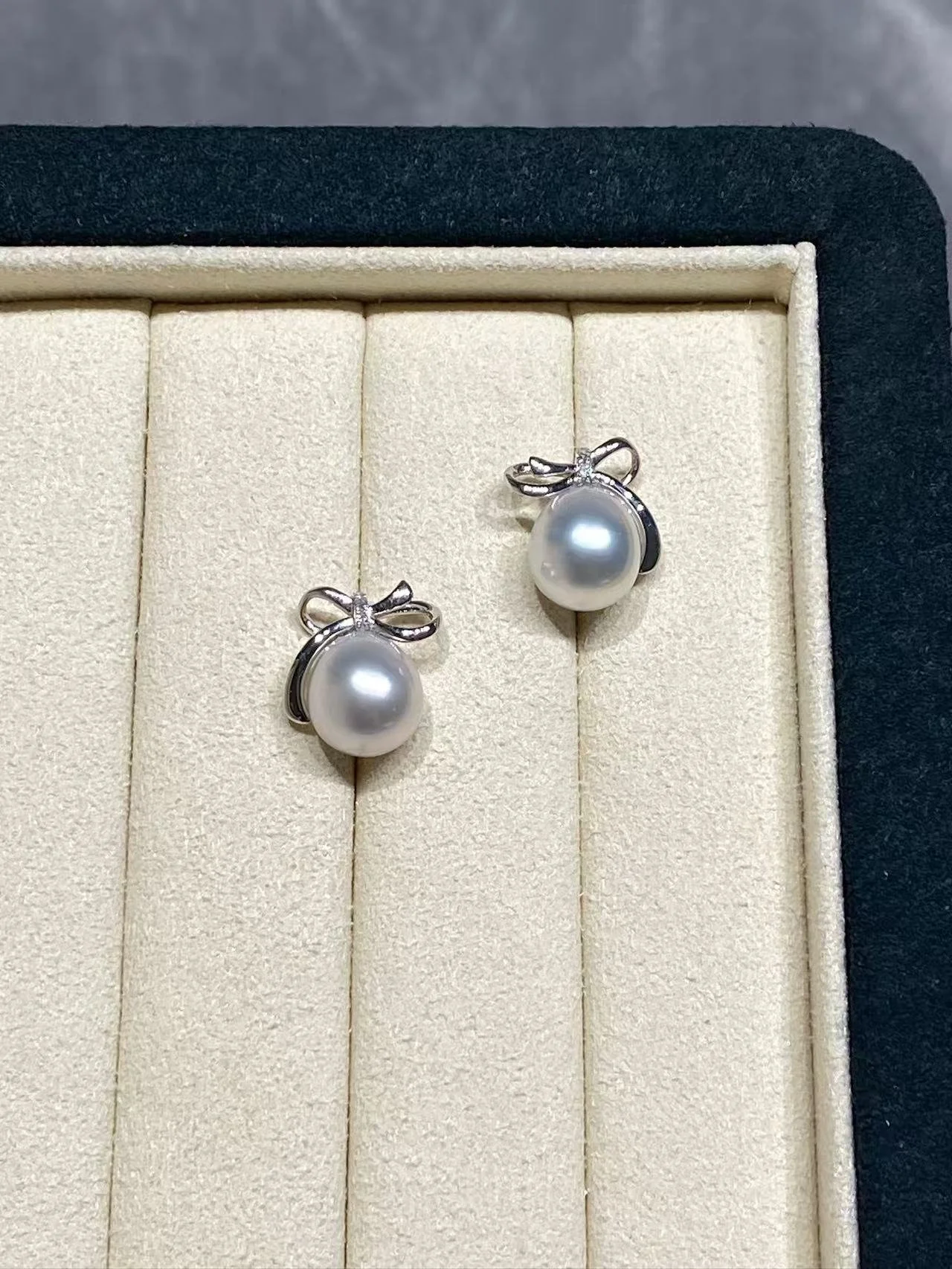 18K White Gold&Diamond South Sea White Cultured Pearl Earrings