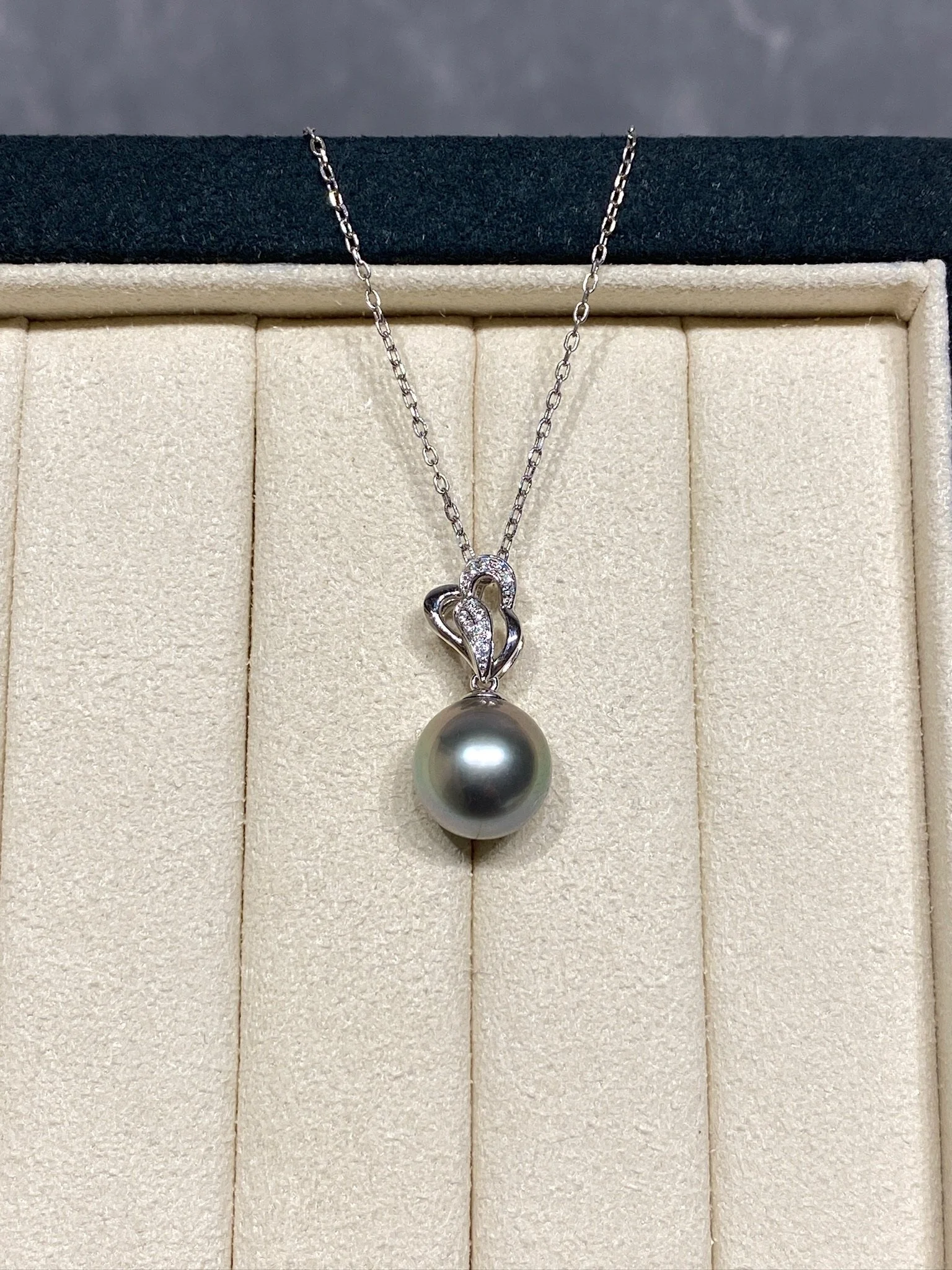 18K White Gold&Diamond Tahiti Cultured Pearl Pendant