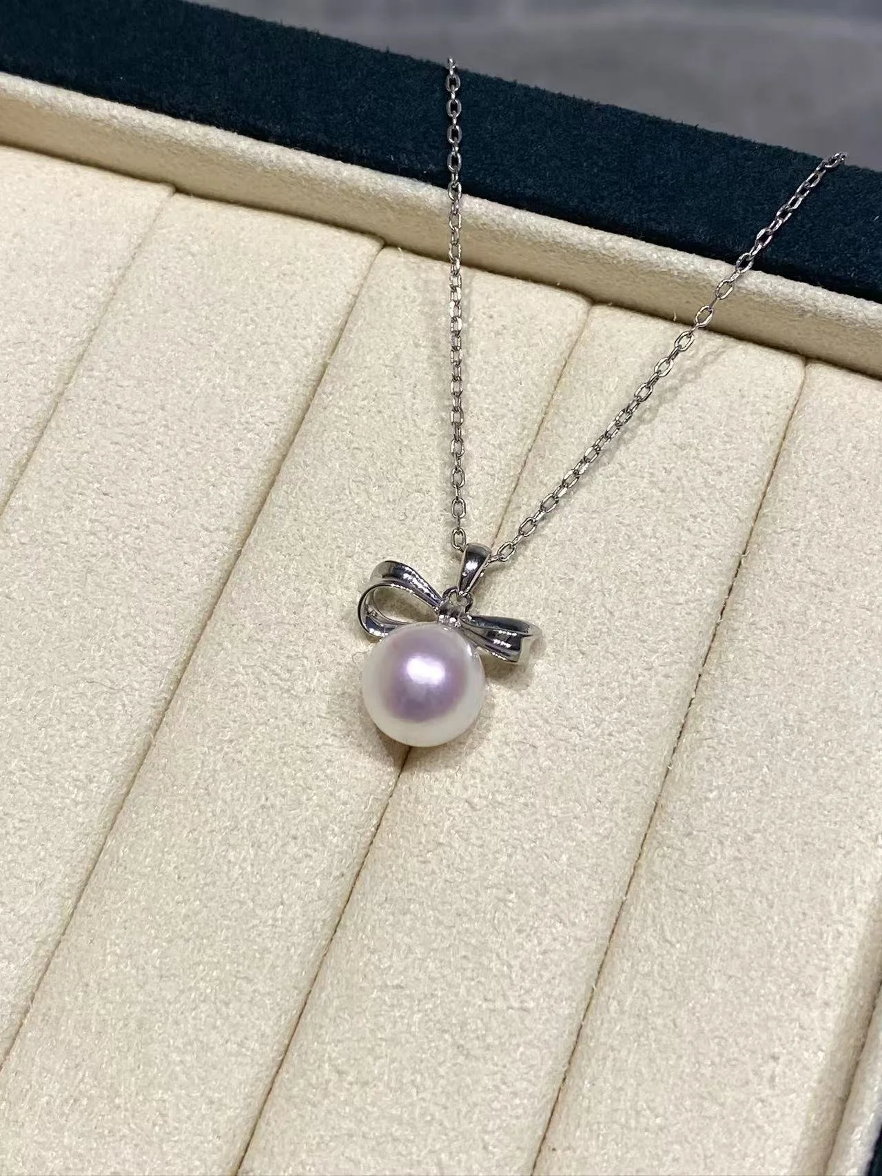 18K White Gold Akoya Cultured Pendant