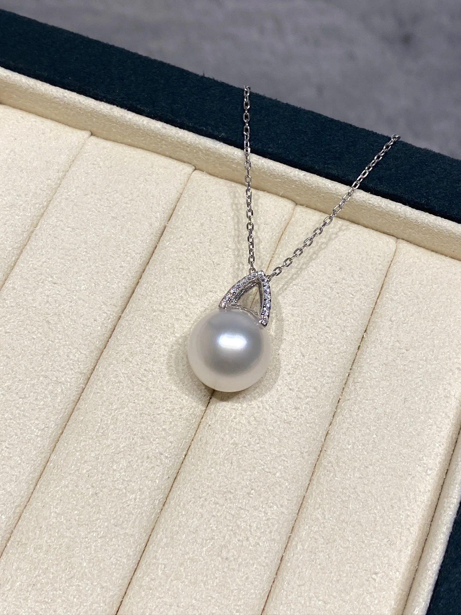 18K White Gold&Diamond South Sea White Cultured Pearl Pendant